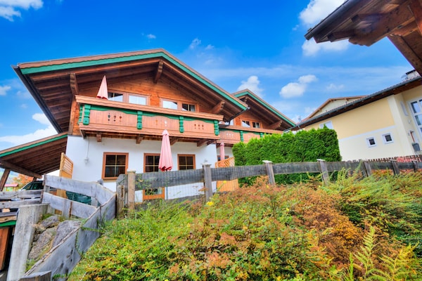 Ruim vakantiehuis aan de golfbaan in Wildschönau, 40 meter van de skilift - thumbnail 1