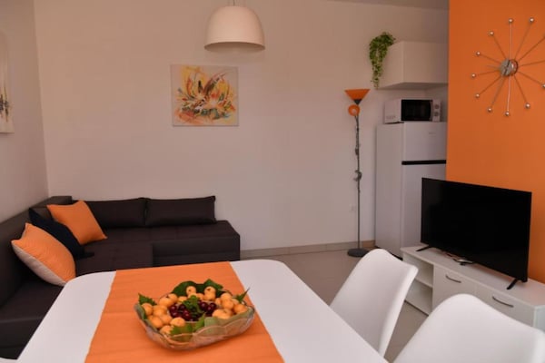 Knus appartement met terras en tuinzicht op 30 meter van zee in Supetar - thumbnail 1