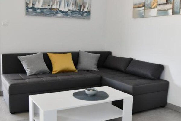Ruim appartement met balkon en tuizicht in Supetar - thumbnail 1