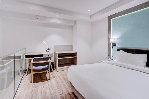 Luxe Duplex Suite met Kingsize Bed en Balkon in Gurgaon - thumbnail 3