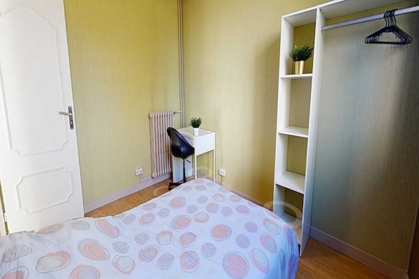 Privékamer in gedeeld appartement in het 8e arrondissement van Lyon - thumbnail 4