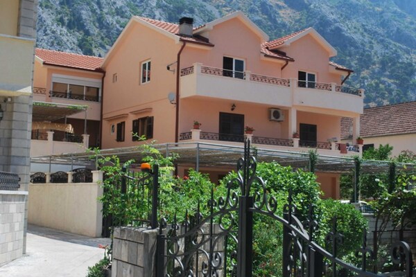 Stijlvolle studio met balkon in hartje oud Kotor, 50m van strand - thumbnail 6