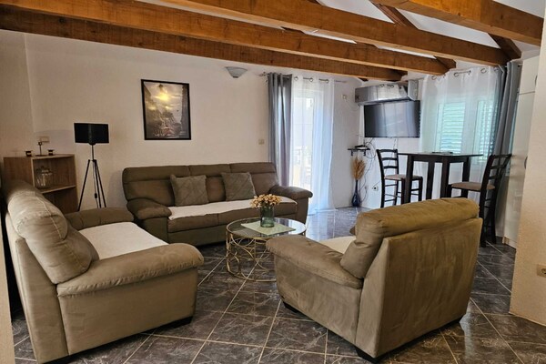 Stijlvol appartement in hartje Kotor met balkon en gedeeltelijk zeezicht - thumbnail 3