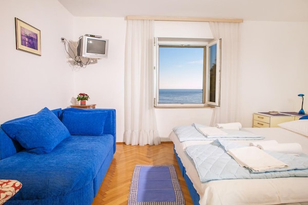 Appartement met zeezicht op 10 meter van het strand van Petrovac - thumbnail 1
