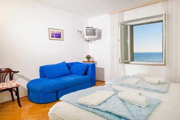 Appartement met zeezicht op 10 meter van het strand van Petrovac - thumbnail 2