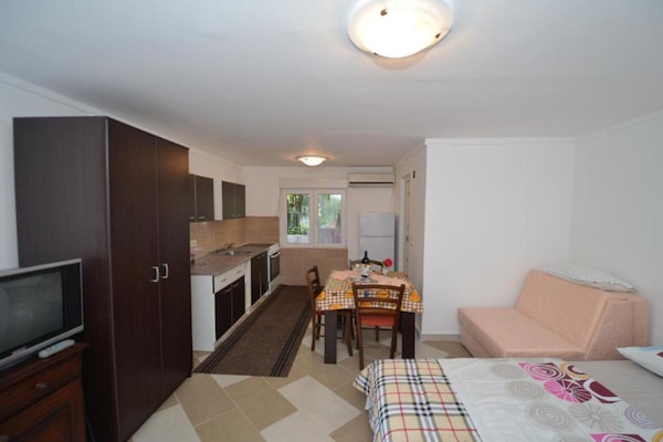 Studio met balkon op 100m van strand in Tivat - thumbnail 1