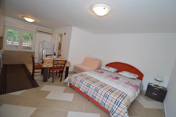 Studio met balkon op 100m van strand in Tivat - thumbnail 5