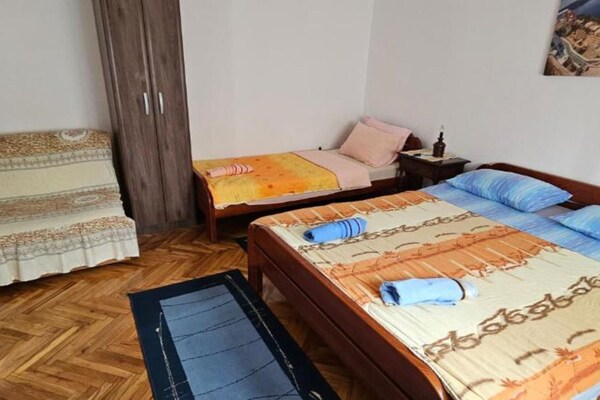 Strandappartement Tivat – Zeezicht, WiFi & op 100m van het strand - thumbnail 3