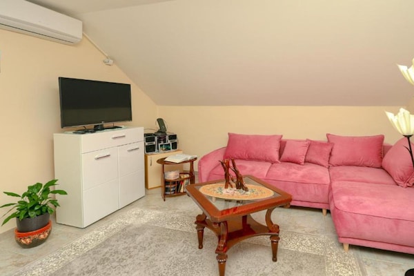 Sfeervol appartement aan de Baai van Kotor met zeezicht, op 80 meter van het strand - thumbnail 1