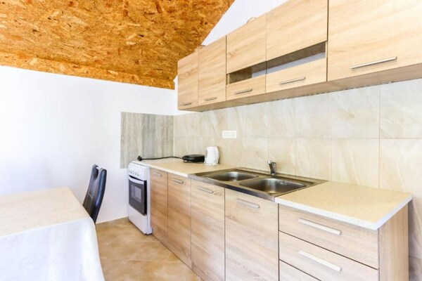 Beachfront Escape Bogisici: appartement direct aan zee voor 4 personen - thumbnail 4