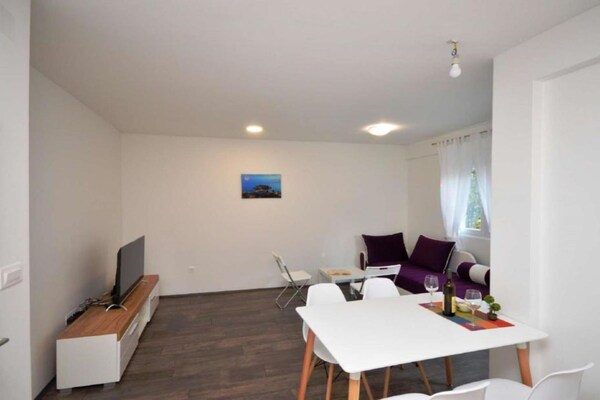 Adriatic Haven – Sfeervol appartement met terras in Tivat - thumbnail 3