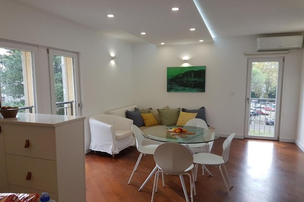 Rustiek Tivat appartement met balkon, gratis parkeren en strand op 200m - thumbnail 1