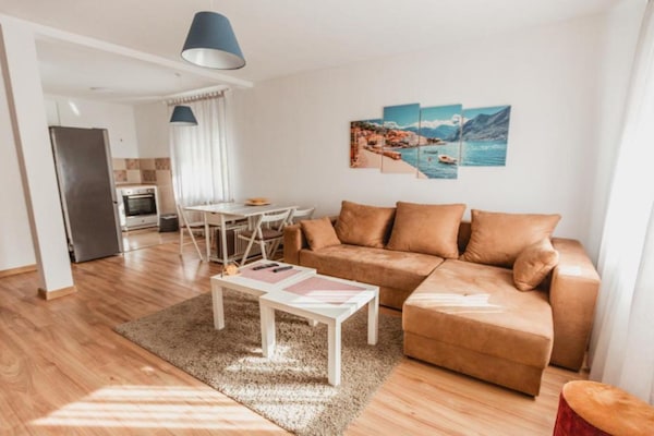 Luxe appartement met terras op 100 meter van het strand in Herceg Novi - thumbnail 1