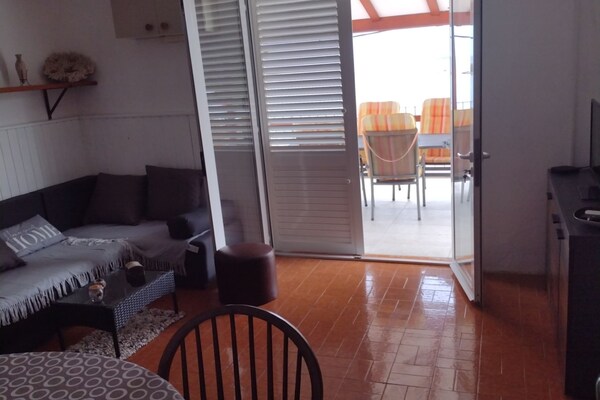 Rustig appartement aan zee met terras en uitzicht op Vela Luka - thumbnail 1
