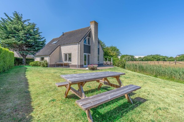 Luxe vrijstaande villa met whirlpool aan bosrand van De Koog - thumbnail 3