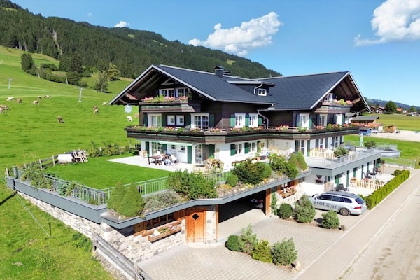 Modern vakantiehuis met panoramisch bergzicht in Bolsterlang, Allgäu - thumbnail 1