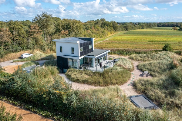 Strandvilla Hygge: Luxe landhuis voor 8 personen tussen de duinpannetjes - thumbnail 1