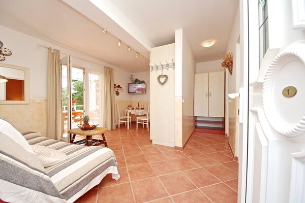 3-persoons appartement aan zee in Jelsa met balkon en zeezicht - thumbnail 2
