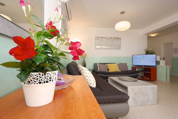 Aan zee: Ruim appartement met zeezicht in Jelsa - thumbnail 2