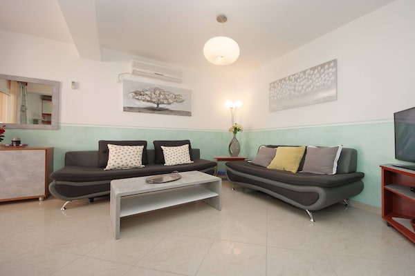 Aan zee: Ruim appartement met zeezicht in Jelsa - thumbnail 3