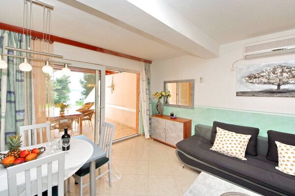 Aan zee: Ruim appartement met zeezicht in Jelsa - thumbnail 4