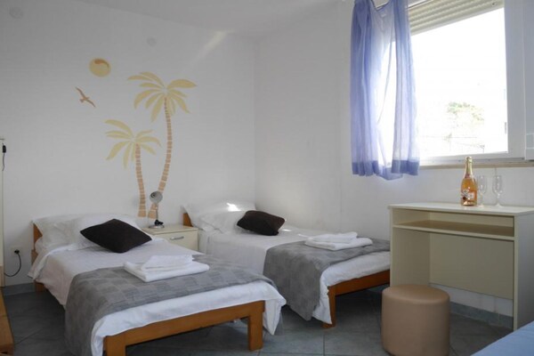 4-persoons appartement aan het strand in Dugi Rat - thumbnail 4