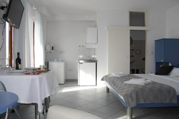 Aan het strand: Sfeervol studio-appartement in Dugi Rat - thumbnail 5