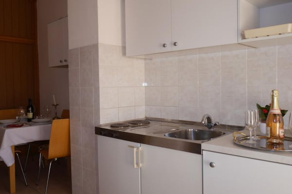 Appartement aan zee in Dugi Rat met 2 slaapkamers, 100m van strand - thumbnail 1