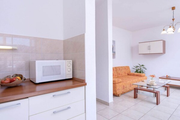 Luxe appartement met balkon en zeezicht in Vrboska, vlakbij het strand - thumbnail 6