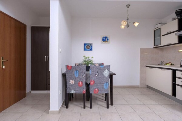 Op 400 m van het strand: appartement met zeezicht in Vrboska - thumbnail 3