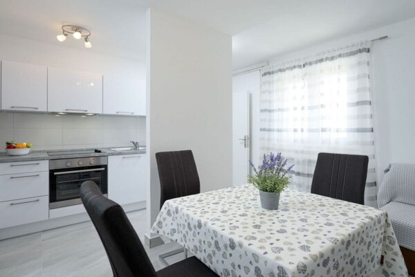 Appartement met terras en zeezicht voor 2 personen in Vrboska, Hvar - thumbnail 3