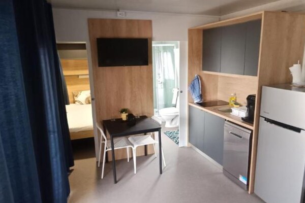 Aan zee: Comfortabele stacaravan voor 6 personen in Pirovac · 24 m² - thumbnail 4