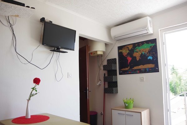 Serene Barbat Escape With Just Minutes From The Beach - One Bedroom Apartment With Balcony 3 - Rab