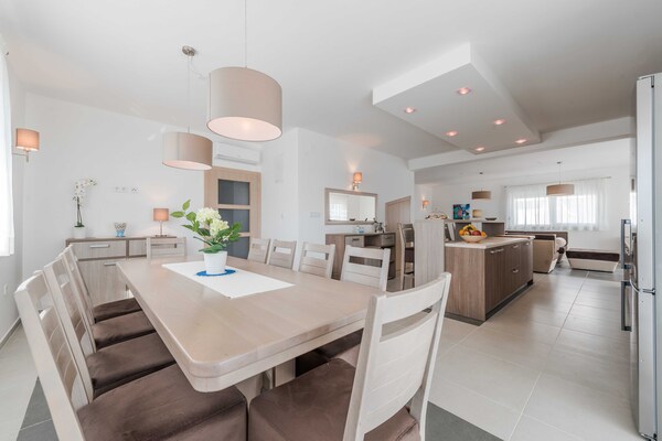 Villa met privézwembad en modern design in Debeljak - thumbnail 4
