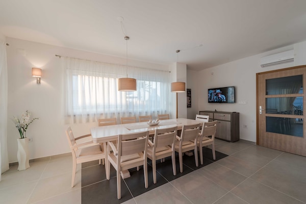 Privézwembad en modern design in luxe villa in Debeljak - thumbnail 2