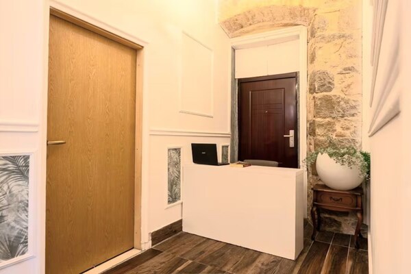 Luxe kamer in Diocletianus' Paleis, Split – ontbijt & wifi inbegrepen - thumbnail 1