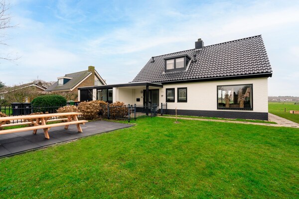 Luxe 10-persoons bosvilla met wellness in De Koog, 1km van strand - thumbnail 1