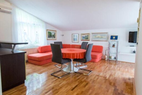 Luxe appartement met meerzicht en privéstrand in Ploce - thumbnail 1