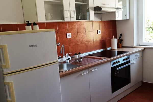 4-persoons appartement aan het strand in Povlja · 4 pers. - thumbnail 3