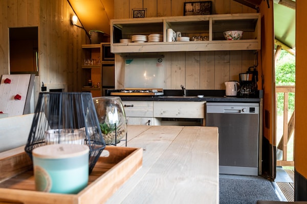 Luxe 7-persoons safaritent met speeltuin en veranda op Camping Si-Es-An - thumbnail 3