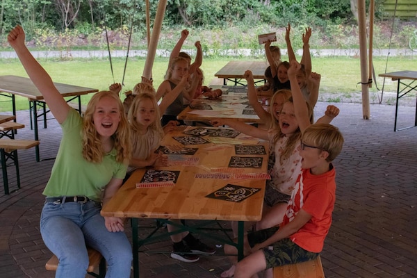 Luxe 7-persoons safaritent met speeltuin en veranda op Camping Si-Es-An - thumbnail 5