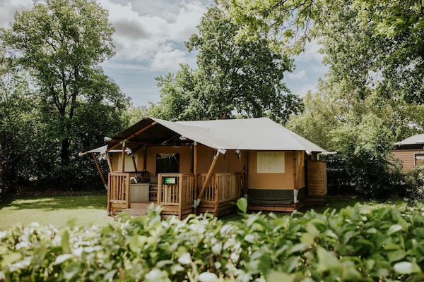 Luxe 7-persoons safaritent met speeltuin en veranda op Camping Si-Es-An - thumbnail 1