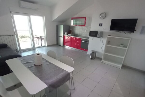 Appartement met balkon en zeezicht in Sveta Nedjelja, Hvar - thumbnail 1