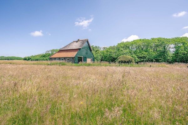 De Boet Waalenburg: uniek overnachten in originele schapenboet op Texel - thumbnail 2
