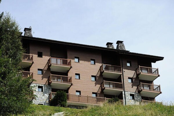 Knus ski-in, ski-out appartement op 50m van de lift in Bourg St Maurice - thumbnail 1