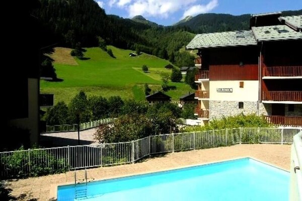 Zonnig appartement op de piste in Beaufort met zwembad en balkon - thumbnail 6