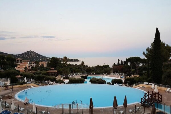 2-kamer appartement met zeezicht, tuin en zwembad in Cap Esterel, Agay - thumbnail 1