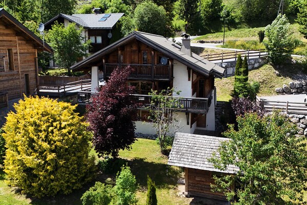 Chalet Léonie: 10-persoons chalet met sauna en jacuzzi in Les Gets - thumbnail 1