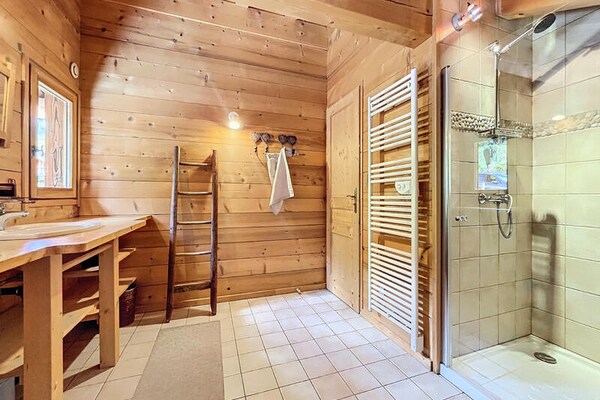 Chalet Léonie: 10-persoons chalet met sauna en jacuzzi in Les Gets - thumbnail 5