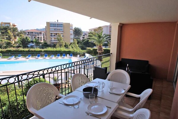 Modern appartement aan het water met zwembad, op 350m van het strand - thumbnail 1